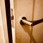 玄関扉 鍵 開け や シリンダー交換 24時間 対応