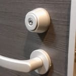 玄関のインロックとは?自動施錠で閉め出された時の対処法アイキャッチ画像